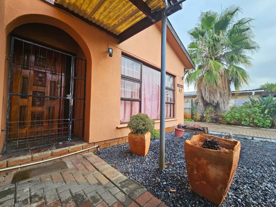 4 Bedroom Property for Sale in Windsor Park Estate Western Cape